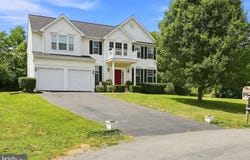 32 LILBURN Drive, BUNKER HILL, WV 25413