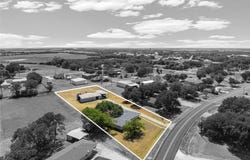 407 E Walnut Street, Abbott, TX 76621