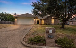 624 Willow Creek Drive, Hewitt, TX 76643