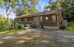 65 Sloan St, Franklin, NC 28734