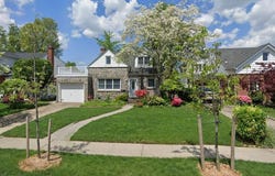 41 Oak Drive, New Hyde Park, NY 11040