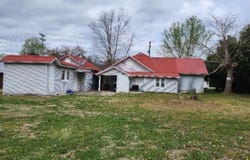 218 E Lake Ave, Celina, TN 38551