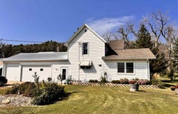 2881 Silver Ave, Sanborn, IA 51248