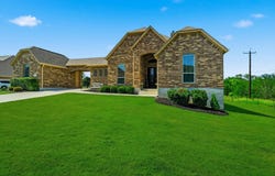 333 Cascade Trl, Castroville, TX 78009