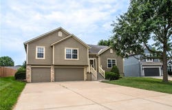 1324 SE Dalton Circle, Lee's Summit, MO 64081