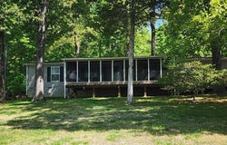 218 Meadow Ln, Byrdstown, TN 38549