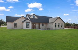 101 W MEDIUM MEADOW DR, Lytle, TX 78052