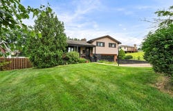 2 Eichelberger Dr, Coraopolis, PA 15108