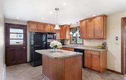 8 Beechwood Dr, Rutland, MA 01543