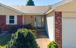 935 W Weybridge Court, St Charles, MO 63304