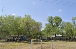 304 E Hunt St, Pleasanton, TX 78064