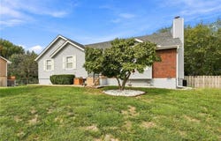 816 SE 16th Street, Oak Grove, MO 64075