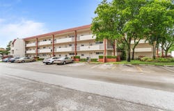 9420 S Hollybrook Lake Dr, Pembroke Pines, FL 33025