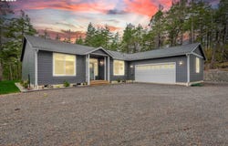 385 PACIFIC DUNES Dr, NorthBend, OR 97459