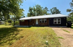 1608 Meadows Dr, Corinth, MS 38834