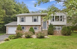 1216 Glade Drive, Long Pond, PA 18334