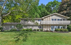 W290S2811 Carmarthen Dr, Waukesha, WI 53188