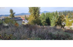 1 Queens Ave, Creswell, OR 97426