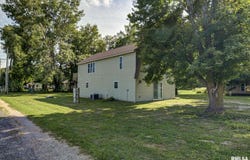 112 E GRAND Avenue, Owaneco, IL 62555