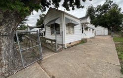 1913 E Maple Ave, Enid, OK 73701