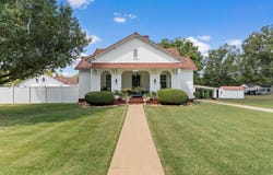 700 Wilson Dam Cir, Sheffield, AL 35660