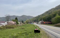966 Midland Trl, Smithers, WV 25186