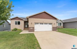 5604 W Oakcrest Dr, Sioux Falls, SD 57107