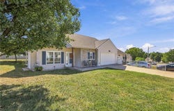 1890 Fall Creek Drive, Tonganoxie, KS 66086
