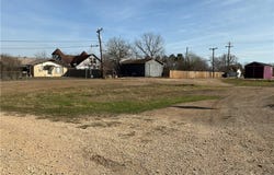 606 E Central Avenue, Nixon, TX 78140