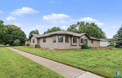 905 N Union Ave, Madison, SD 57042