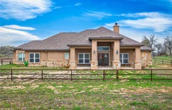 494 Flash Cir, Luling, TX 78648
