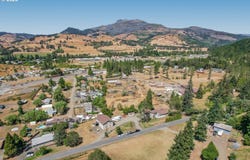 216 TERRACE Dr, Glide, OR 97443