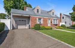 15 Lexington Avenue, Westbury, NY 11590