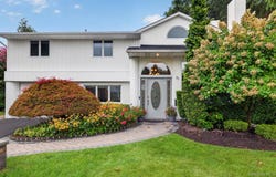 33 Phipps Lane, Plainview, NY 11803