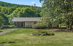 369 Back Valley Rd, Oliver Springs, TN 37840