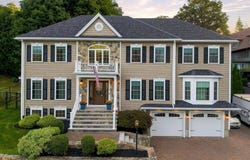 5 Dell Ave, Wakefield, MA 01880