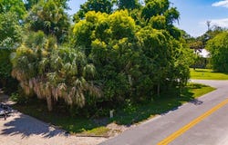 140 5th St, Apalachicola, FL 32320