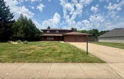 27 Maple Ridge Dr, Morton, IL 61550