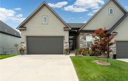 809 NE Algonquin Street, Lee's Summit, MO 64064