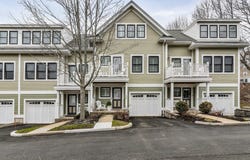 6 Summer St D, Manchester, MA 01944