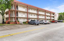 9420 S Hollybrook Lake Dr, Pembroke Pines, FL 33025