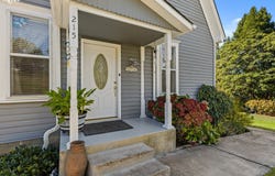 215 SE 5TH St, Oakland, OR 97462