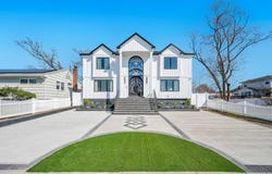 15 Forest Road, Valley Stream, NY 11581