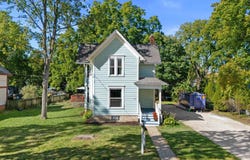 326 S Silver Lake St, Oconomowoc, WI 53066