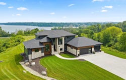 2016 JEN Drive, DE PERE, WI 54115