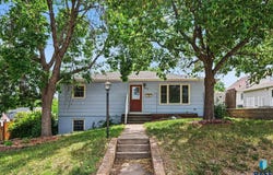 2002 Cedar St, Yankton, SD 57078