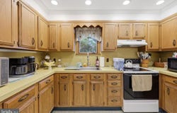 442 LAKESIDE DR, LEVITTOWN, PA 19054