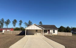 561 Lakepointe Drive, Chipley, FL 32428