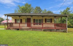 373 POTOMAC Boulevard, FALLING WATERS, WV 25419