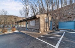 1290 Brodhead Rd, Coraopolis, PA 15108